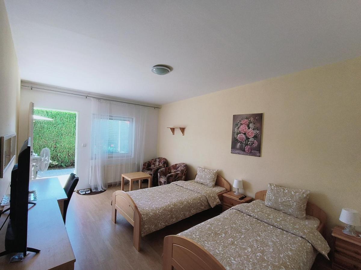 Cozy Room With Garden In Братислава Екстер'єр фото