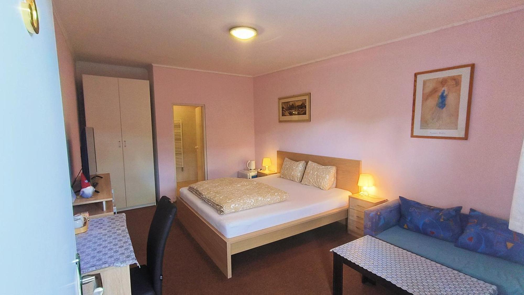 Cozy Room With Garden In Братислава Екстер'єр фото