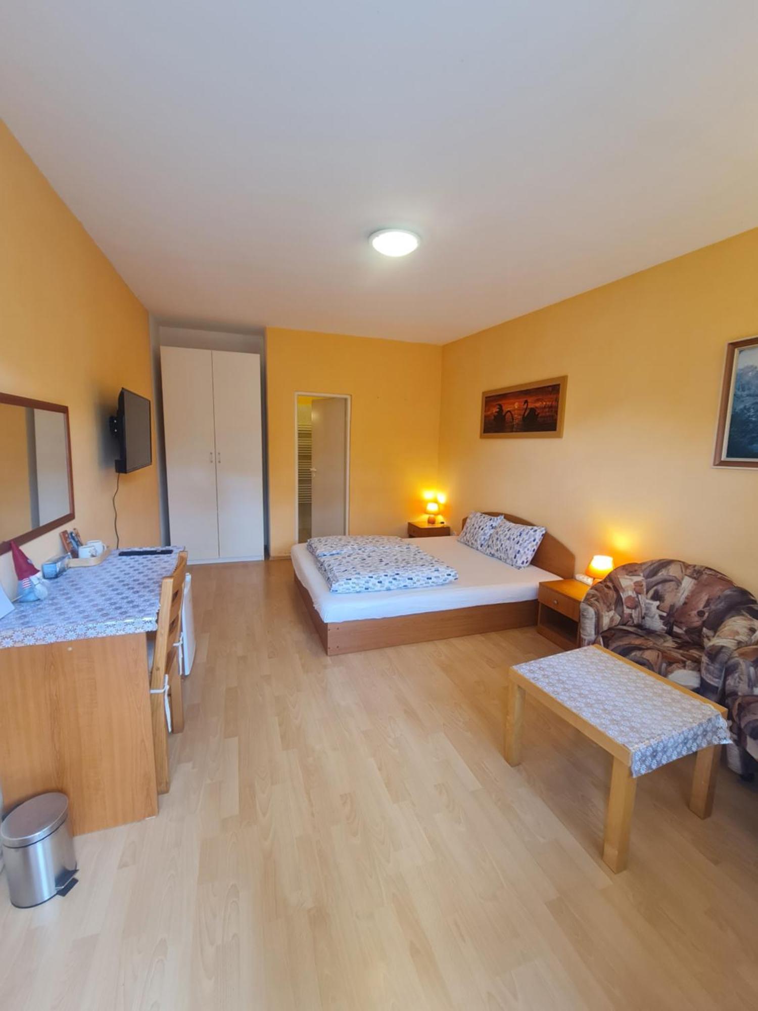 Cozy Room With Garden In Братислава Екстер'єр фото